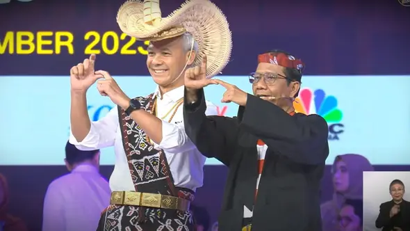 <p>Calon Wakil Presiden Mahfud MD bersama Capres Ganjar Pranowo di arena debat cawapres perdana di JCC Senayan, Jakarta, Jumat (22/12/2023). (Foto: Tangkapan layar dari Youtube KPU).</p>