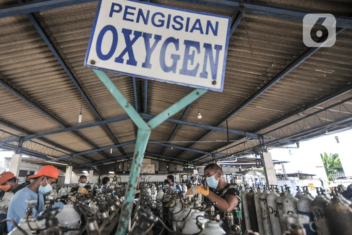 Aksi Petugas Berjibaku Demi Distribusikan Oksigen ke RS Covid-19