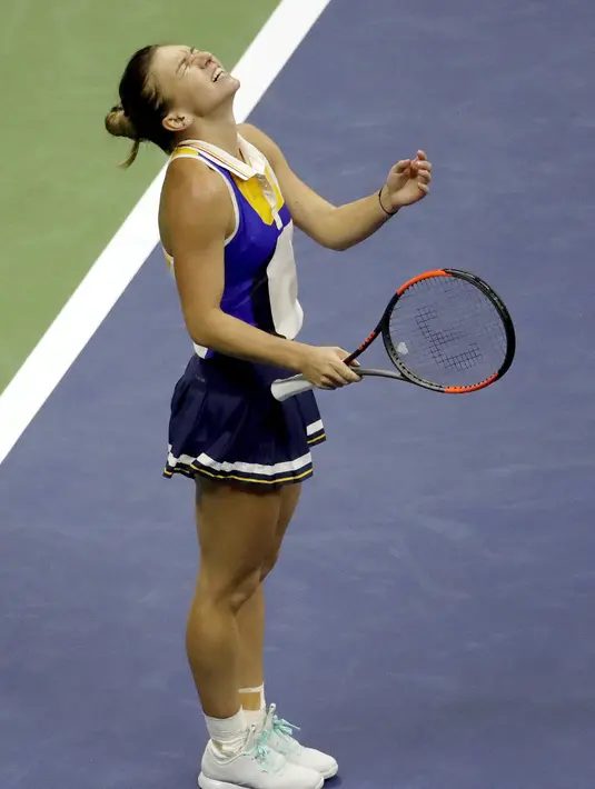 Ekspresi kecewa Simona Halep saat gagal meraih poin melawan Maria Sharapova pada turnamen AS Terbuka 2017 di Stadion Arthur Ashe, New York (28/8/2017). Sharapova menang 6-4,4-6,6-3. (AP/Julio Cortez)