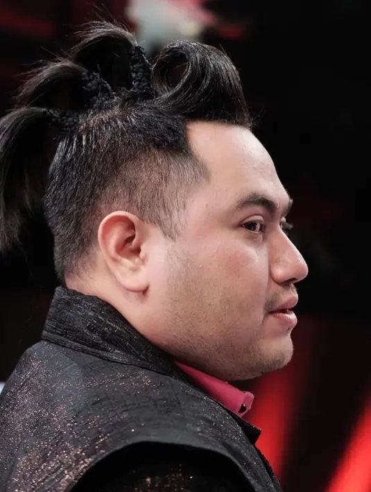 Tak melulu dengan undercut rapi atau berjambul, pelantun lagu 'Seperti Mati Lampu' ini juga sering tampil dengan style undercut bun. Gayanya bak cowok Jepang. (Liputan6.com/IG/@kingnassar88)