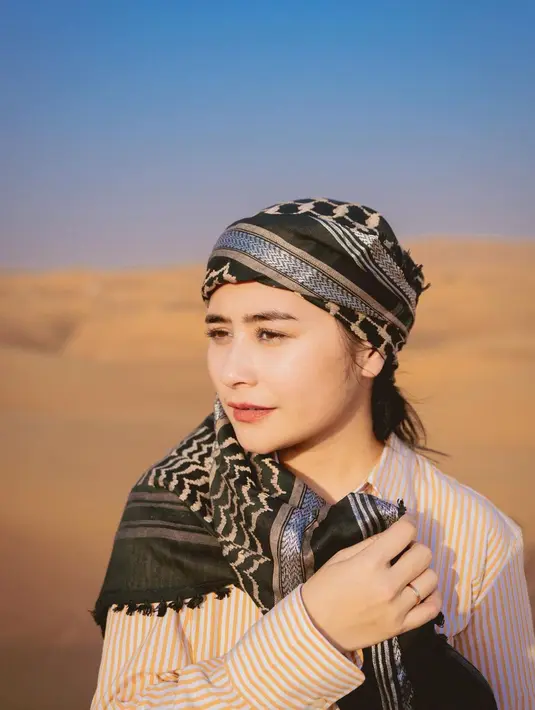 Melengkapi tampilannya, Prilly Latuconsina mengenakan kain sorban bernama hitam sebagai ikat kepala [@prillylatuconsina96]
