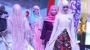 Gaya para peserta saat memeragakan busana pada acara Hijab Hunt 2018 di Jakarta, Minggu (6/5). Selain untuk menyambut Ramadan, acara ini juga untuk menggaungkan semangat kebinekaan kepada generasi muda. (Liputan6.com/Angga Yuniar)