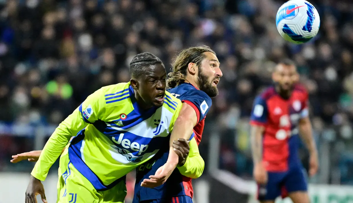 Gelandang Juventus, Denis Zakaria (kiri) berebut bola dengan penyerang Cagliari, Leonardo Pavoletti pada pertandingan lanjutan Liga Serie A Italia di Stadion Unipol Domus, Cagliari, Italia, Minggu (10/4/2022). Juventus menang atas Cagliari 2-1. (AFP/Alberto Pizzoli)