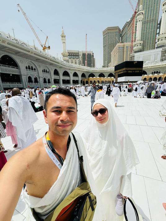 <p>Dalam keterangannya mereka mengucap syukur diundang kembali oleh Allah ke Tanah Suci. "Alhamdulillah Bisa Menjadi Tamu undangan Allah , Bisa Berada di tempat ini lagi .... Terimakasih Ya Allah," tulisnya. (Foto: Instagram/ raffinagita1717)</p>