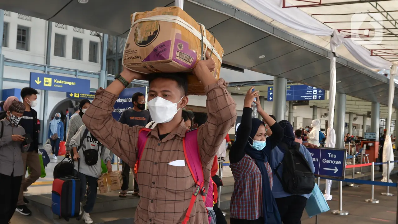FOTO: Suasana Arus Balik Mudik Lebaran di Stasiun Pasar Senen