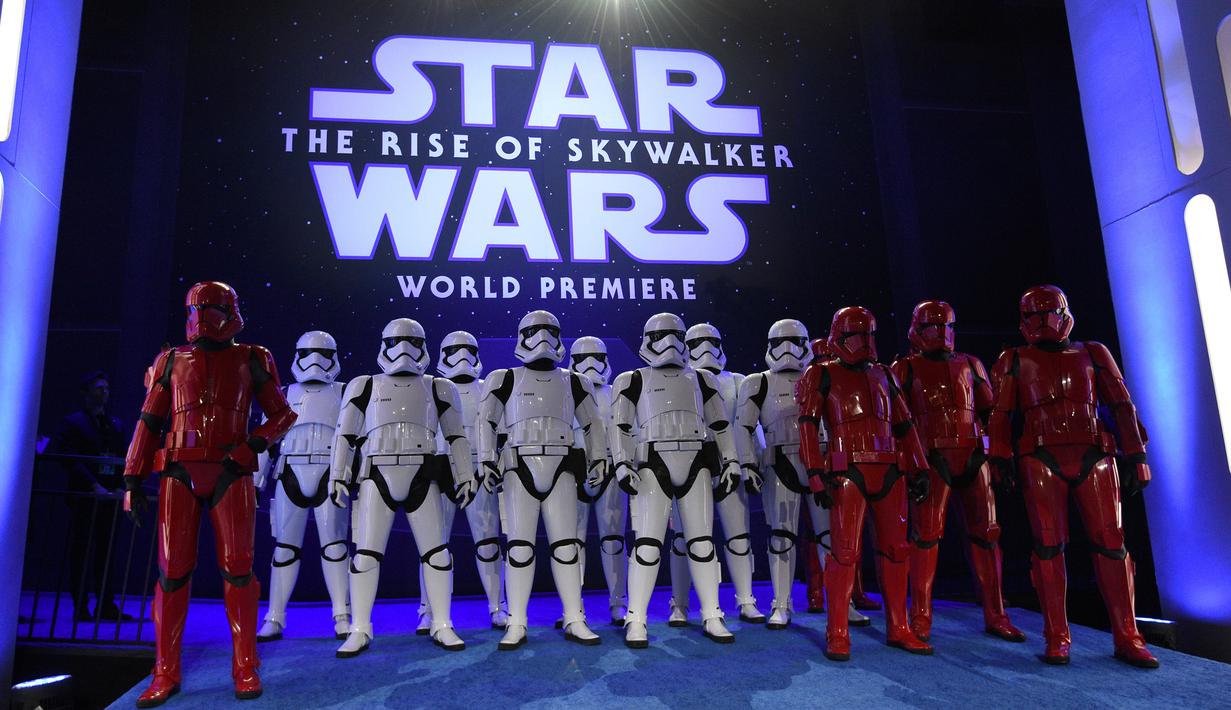 Prajurit tentara Stormtrooper berpose di world premiere film Star Wars: The Rise of Skywalker di Hollywood, California, Senin (16/12/2019). Star Wars: The Rise of Skywalker akan menutup sekuel trilogi Star Wars yang pertama kali diluncurkan pada 2015 lalu. (AP Photo/Chris Pizzello)