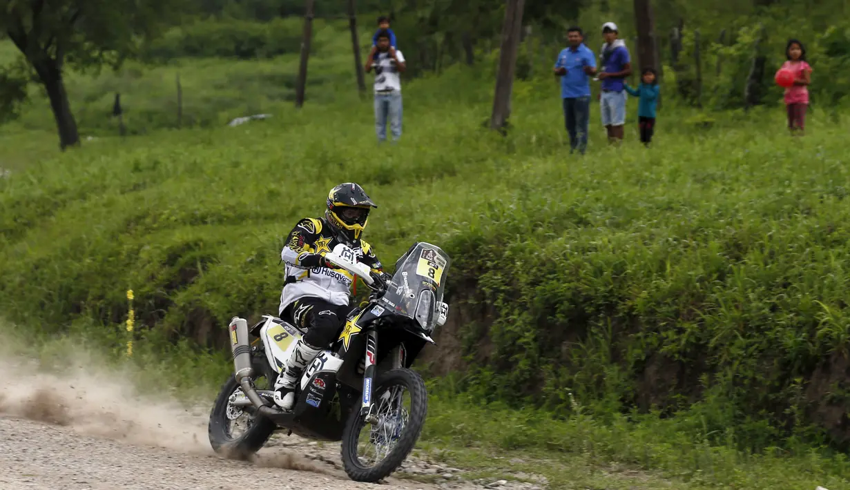 Aksi Ruben Faria dari Portugal mengendarai sepeda motor Husqvarna selama Termas de Rio Hondo tahap ketiga-Jujuy di Dakar Rally 2016 di Santiago del Estero, Argentina, (5/1/2016). (REUTERS/Marcos Brindicci)