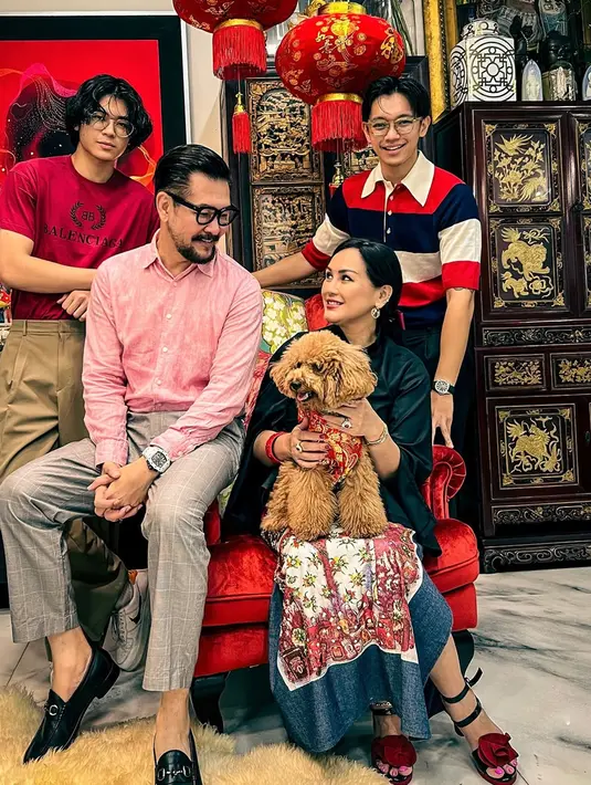 Merry Prakasa tampil menawan dalam balutan busana hitam yang dipadukan dengan rok bermotif dua wanita membawa bunga yang mengenakan cheongsam. Sementara itu, Ferry memilih mengenakan kemeja pink yang dipadukan dengan celana abu-abu, tampil kasual namun tetap elegan. (Liputan6.com/IG/@ferrysal1m)
