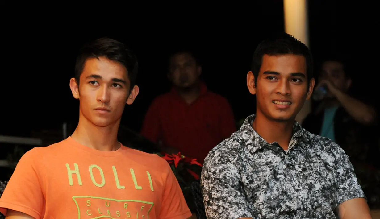 Dua pemain muda timnas Indonesia, Gavin Kwan Adsit (kiri) dan Ravi Murdianto hadir dalam jumpa pers perkenalan pelatih baru klub Mitra Kukar di Jakarta, (11/12/2014). (Liputan6.com/Helmi Fithriansyah)