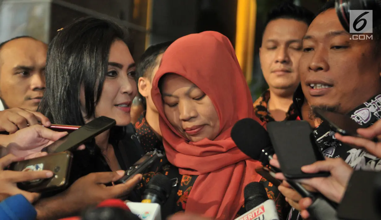 Terpidana kasus pelanggaran ITE Baiq Nuril Maknun (tengah) didampingi politikus PDIP Rieke Diah Pitaloka memberi keterangan saat tiba di Kantor Kemenkumham, Jakarta, Senin (8/7/2019). Baiq Nuril menemui Menkumham Yasonna Laoly setelah upaya PK dirinya ditolak MA. (merdeka.com/Iqbal Nugroho)