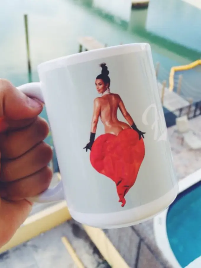 19 Merchandise Bertema Keluarga Kardashian Beredar di Online Shop