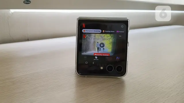 Menonton film di cover screen Samsung Galaxy Z Flip5. Liputan6.com/Iskandar