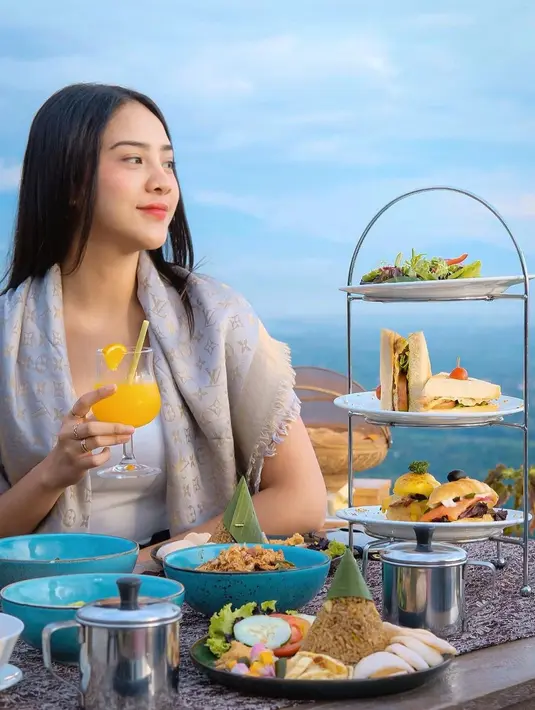 Anya pun menceritakan kejadian lucu, di mana ia pernah memberikan bunga kepada laki-laki saat masih duduk di bangku sekolah. Walaupun menyadari hal tersebut seharusnya dilakukan laki-laki, namun Anya tidak peduli karena ia merasa senang melakukannya. (Instagram/anyageraldine)