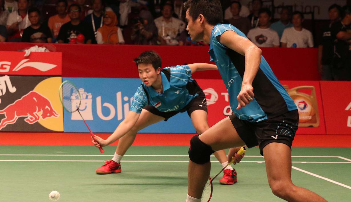 Pukulan terakhir pasangan Tiongkok ini tidak mampu dikembalikan dengan sempurna oleh Tontowi dan Liliyana. (Bola.com/Arief Bagus)