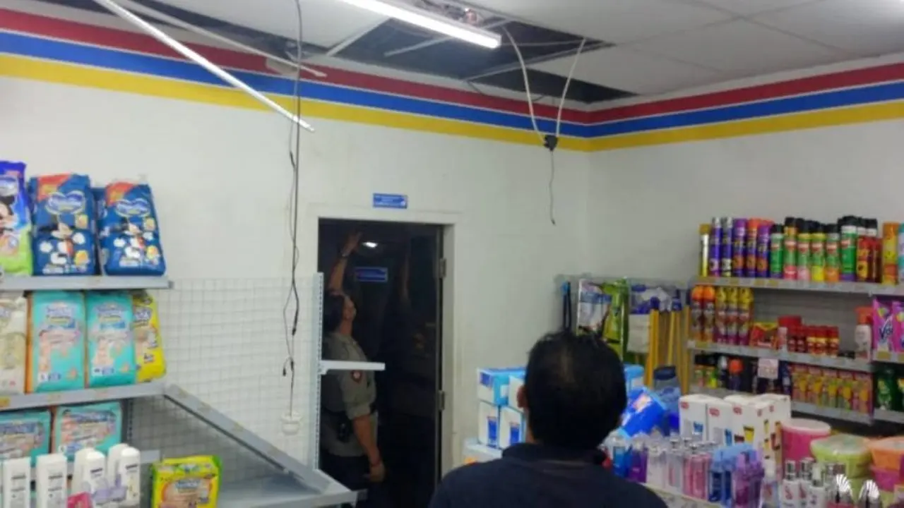 Pencuri membobol atap dan plafon Indomart. (Foto: Liputan6.com/Polres Pemalang/Muhamad Ridlo)