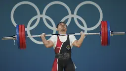 Eko membukukan angkatan Snatch 135 kilogram, tetapi tak berhasil mengangkat beban dalam tiga percobaan Clean & Jerk. (AP Photo/Kin Cheung)