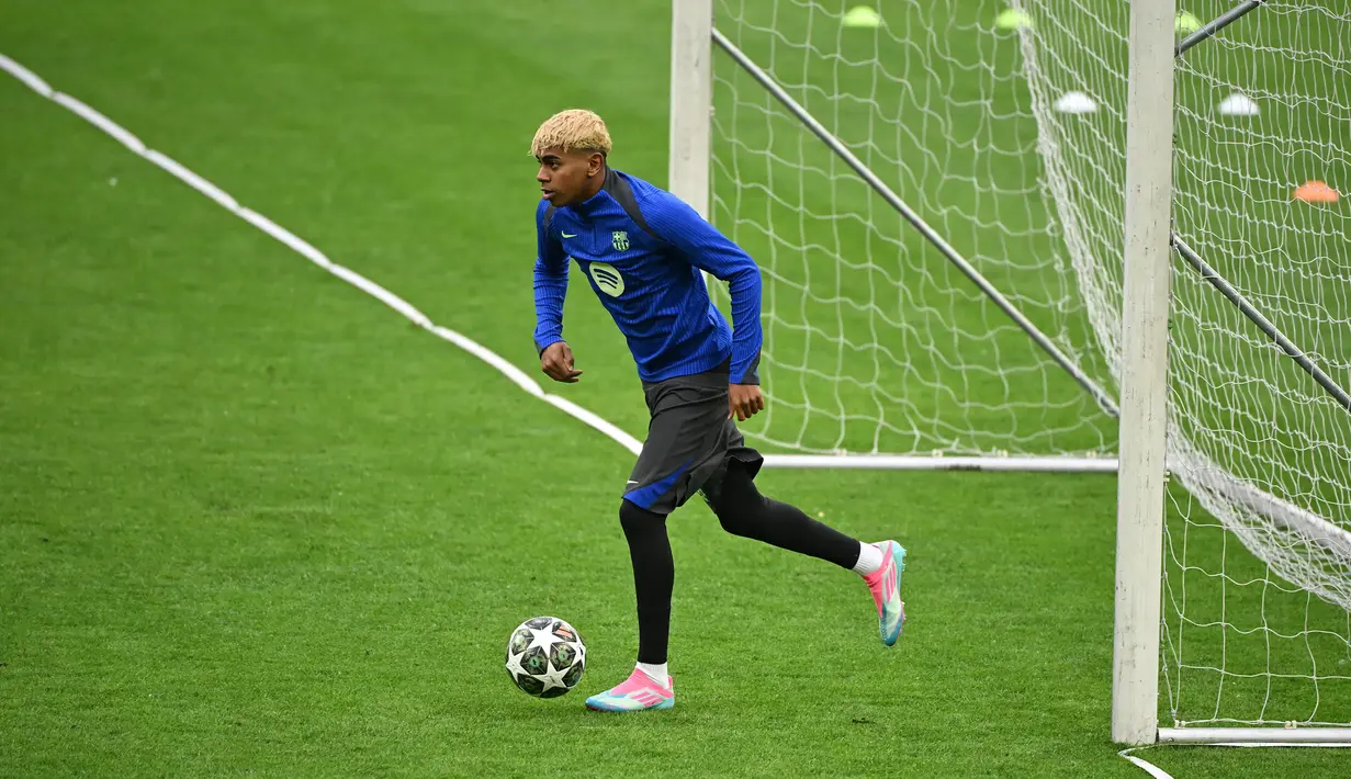 Pemain Barcelona, Lamine Yamal melakoni latihan menjelang laga leg 2 semifinal Liga Champions 2024/2025 melawan Inter Milan di Giuseppe Meazza, Milan, Italia. (AFP/Piero Cruciatti)
