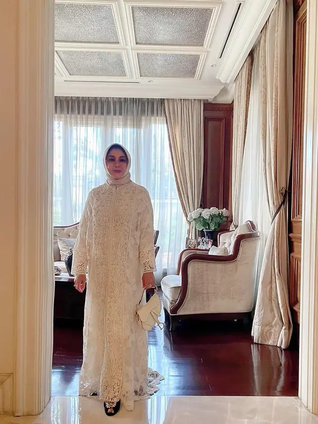 7 Potret Yora Febrina, Ibunda Nikita Willy yang Modis dan Awet Muda
