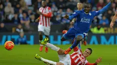 Chelsea resmi mendatangkan gelandang bertahan Leicester, N'Golo Kante ke Stamford Bridge, Inggris, Sabtu (16/7/2016). The Blues menebus pria Prancis yang gaya bermainnya mirip Claude Makelele itu seharga 32 juta poundsterling. (AFP/Paul Ellis)