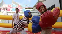 Anak-anak bermain Mega Boxing yang menjadi salah satu arena bermain di Karnaval SEA Games yang dihelat di kompleks Stadion Nasional Singapura. (Bola.com/Arief Bagus)