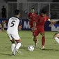 Striker Timnas Indonesia U-16, Ahmad Athallah, berusaha melewati pemain Brunei Darussalam pada laga babak Kualifikasi Piala AFC U-16 2020 di Stadion Madya, Jakarta, Jumat (20/9). Indonesia menang 8-0 atas Brunei. (Bola.com/Yoppy Renato)