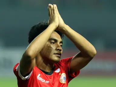 Gelandang Persija, Ambrizal Umanailo mengangkat tangan usai laga melawan Bali United dilanjutan Liga 1 Indonesia di Stadion Patriot Candrabhaga, Bekasi, Minggu (21/5). Laga kedua tim berakhir imbang 0-0. (Liputan6.com/Helmi Fithriansyah)