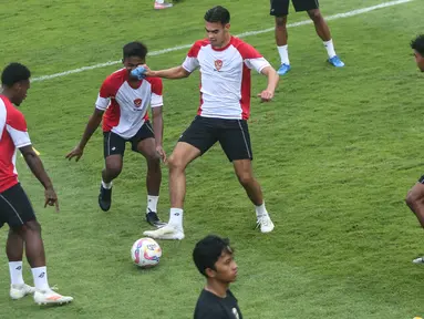 Pemain timnas Indonesia U-20 saat mengikuti sesi latihan di Lapangan A Kompleks Gelora Bung Karno, Jakarta, Selasa (24/9/2024). (Liputan6.com/Angga Yuniar)