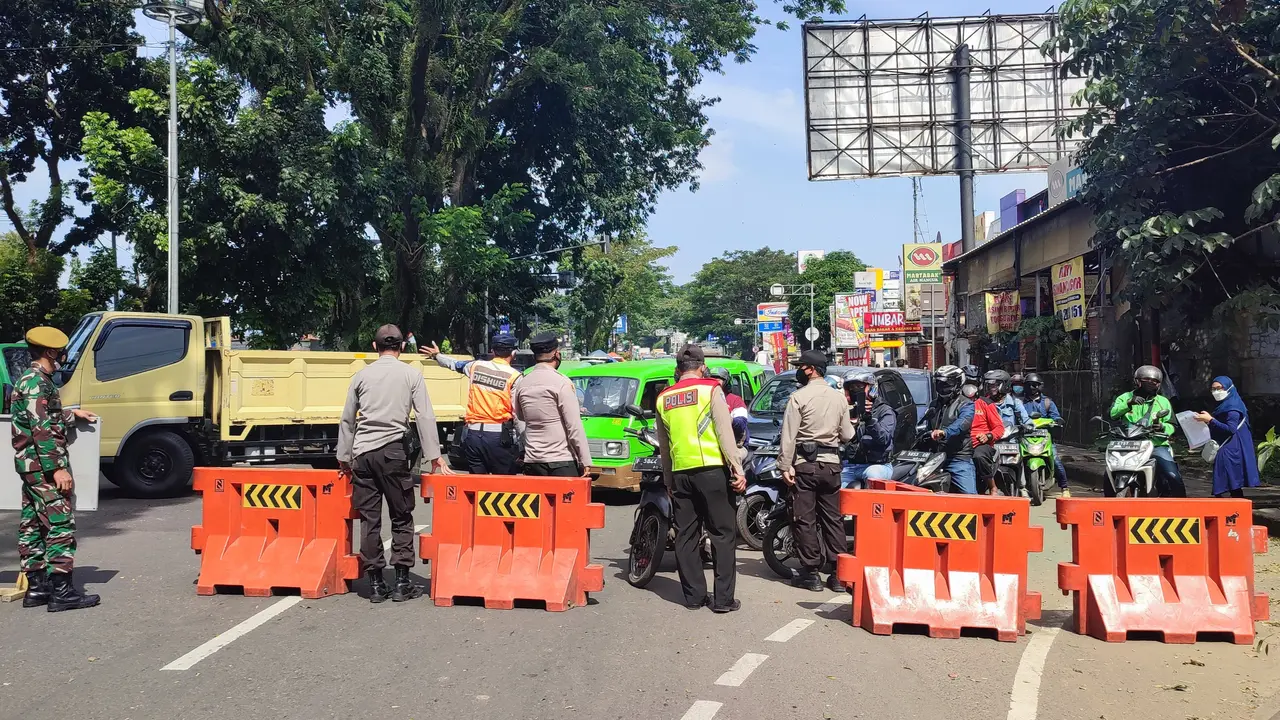 Petugas gabungan di Kota Bogor memutar balik pengendara yang tidak memiliki STRP selama masa PPKM Darurat