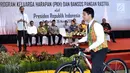 Seorang siswa menerima hadiah sepeda usai menjawab pertanyaan Presiden Jokowi dalam acara penyerahan KIP dan PKH di Kota Banjarbaru, Kalimantan Selatan (26/3). (Liputan6.com/Pool/Biro Setpres)