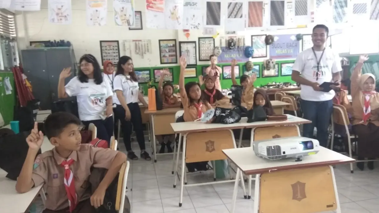 Aksi Sosial Milenial BUMN Bagi 1.000 Siswa SD di Surabaya. Liputan6.com/Dian Kurniawan