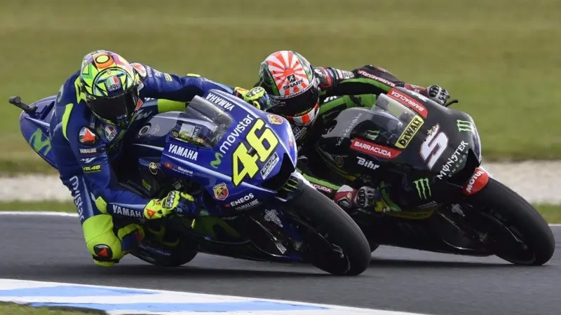 Johann Zarco dan Valentino Rossi (kiri)