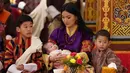 Kerajaan Bhutan baru saja merayakan upacara pemberian nama untuk anak ketiga Raja dan Ratu. Saat acara tersebut, Ratu Jetsun Pema tampil dengan busana tradisional Bhutan warna ungu. [@queenjetsunpema]