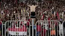 Aksi Suporter Mesir saat mendukung timnya melawan Uganda pada laga kualifikasi Piala Dunia 2018 di Borg El Arab Stadium, Alexandria, Mesir (5/9/2017). Mesir menang 1-0.  (AP/Nariman El-Mofty)