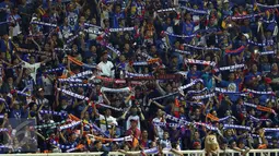 Suporter Arema FC membentangkan syal saat merayakan kemenangan atas PBFC di final Piala Presiden 2017 di Stadion Pakansari, Kab Bogor, Minggu (12/3). Arema FC juara Piala Presiden 2017