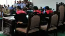 Bupati Empat Lawang Budi Antoni Aljufri dan istrinya, Suzannna mendengarkan jaksa KPK membacakan berkas dakwaan di Pengadilan Tipikor, Jakarta, Kamis (17/9). Keduanya diduga menyuap mantan Ketua MK Akil Mochtar. (Liputan6.com/Andrian M Tunay)