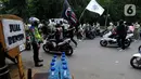 Polisi sedang memantau aksi demo mahasiswa Universitas Djuanda disekitar Istana Bogor. Mahasiswa Universitas Djuanda melakukan aksi tolak kenaikan harga bahan bakar minyak (BBM) dengan mendorong motornya sekitar 3 km dari Tugu Kujang hingga pintu 3 Istana Bogor, Kota Bogor, Jawa Barat, Rabu (7/9/20222). (Merdeka.com/Arie Basuki)