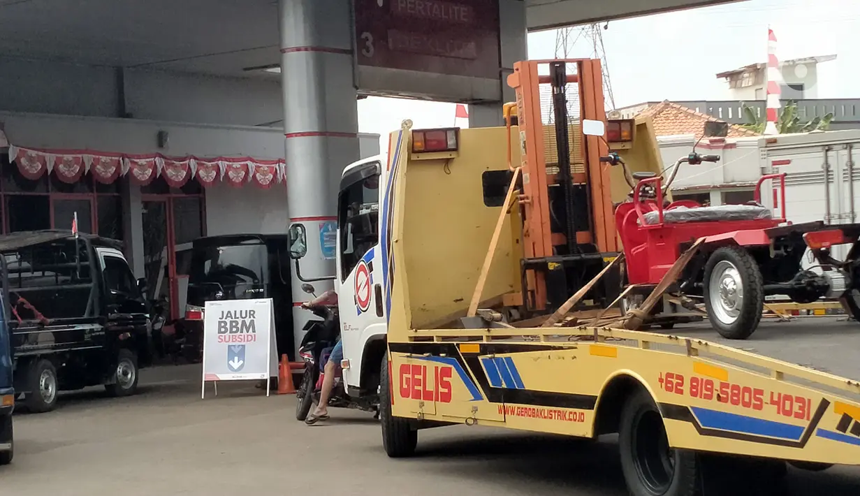 Truk antre untuk mengisi bahan bakar minyak (BBM) di SPBU Pertamina wilayah Gunung Putri, Kabupaten Bogor, Jawa Barat, Jumat (2/9/2022). Presiden Joko Widodo atau Jokowi menegaskan bahwa sampai saat ini pemerintah masih mengkalkulasi kebijakan kenaikan harga BBM subsidi. (Liputan6.com/Magang/Aida Nuralifa)