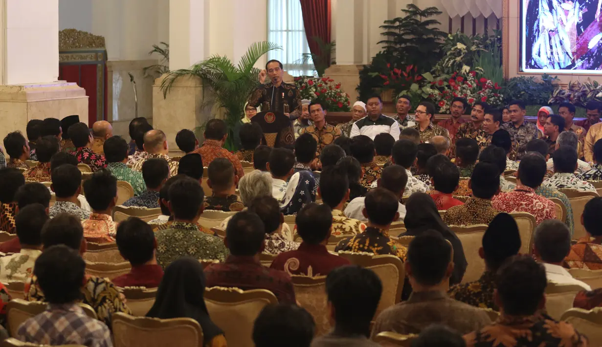 Presiden Joko Widodo memberi sambutan saat menerima perwakilan nelayan seluruh Indonesia di Istana Negara, Jakarta, Selasa (22/1). Jokowi mengingatkan para nelayan serta pengusaha perikanan untuk menggunakan Bank Mikro Nelayan. (Liputan6.com/Angga Yuniar)