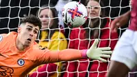 Kepa Arrizabalaga dikabarkan tengah diincar klub tajir Arab Saudi, Al Ittihad. The Blues pun tak akan menghalangi kepergian kiper asal Spanyol tersebut. Chelsea siap melego Kepa, asalkan angka ditawarkan sesuai banderolnya saat ini, yakni 20-30 juta euro. (JUSTIN TALLIS / AFP)