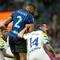 Pemain Inter Milan Denzel Dumfries menyundul bola di depan pemain Parma Emanuele Valeri pada laga Serie A/Liga Italia antara Inter vs Parma di Milan, Italia, Minggu, 3 Mei 2026. (AP Photo/Luca Bruno)