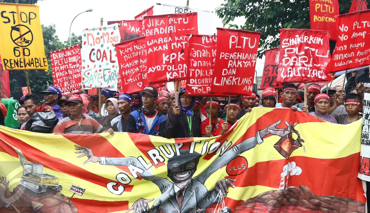 Koalisi masyarakat sipil yang berasal dari Greenpeace, WALHI, JATAM, Yayasan Auriga Nusantara, serta ratusan masyarakat yang mengaku terdampak industri batubara melakukan demo di depan Gedung KPK, Jakarta, Kamis (23/3). (Liputan6.com/Helmi Afandi)