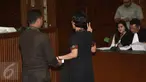 Dokter Psikiatri dari Departemen Psikiatri Fakultas Kedokteran UI RSCM Natalia Widiasih, saat di sumpah sebelum menjadi saksi ahli dalam sidang perkara pembunuhan Wayan Mirna Salihin di PN Jakarta Pusat, Kamis,(18/8). (Liputan6.com/Helmi Afandi) 