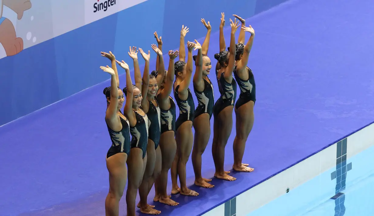 Tim renang indah Indonesia beraksi di nomor Team Technical & Free Routine SEA Games 2015. (Bola.com/Arief Bagus)