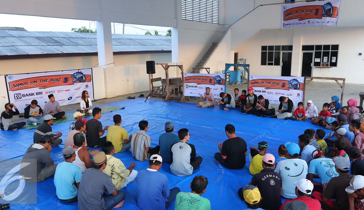 Suasana buka bersama dengan warga pesisir di Pelabuhan Karangantu, Banten, (11/6). Kegiatan ini didukung oleh BRI, BNI, Astra Internasional, XL Axiata, PT Langgeng Land, Indofood, Sinarmas, Garudafood, Mondelez, Aqua, dan Bank Mandiri. (Dok/Jojoners)