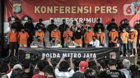 Kapolda Metro Jaya Irjen Pol Nana Sudjana (kedua kanan) menyampaikan keterangan saat konferensi pers kasus pembunuhan pengusaha pelayaran Sugianto (51) di Mapolda Metro Jaya, Jakarta, Senin (24/8/2020). Polisi membekuk 12 tersangka dalam kasus pembunuhan berencana ini. (merdeka.com/Iqbal S. Nugroho)