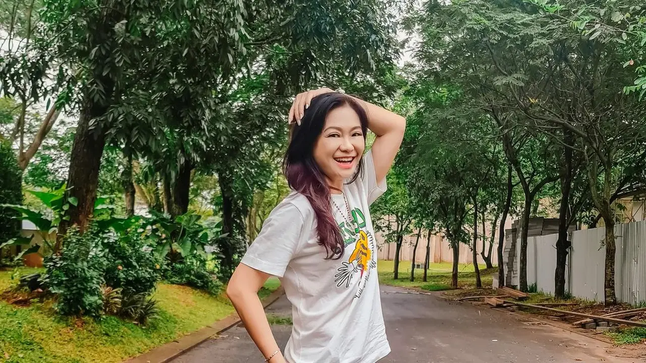 Sempat Viral, Ini 6 Potret Puspa Dewi Nenek Usia 55 Tahun yang Tak Menua