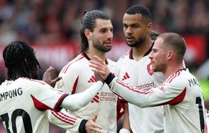 Para pemain Liverpool melakukan selebrasi usai berhasil menyamakan kedudukan menjadi 2-2. (AFP/Darren Staples)