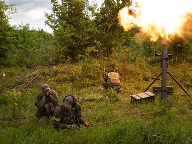 Prajurit Ukraina menembakkan mortir ke posisi Rusia di wilayah Kharkiv, Ukraina, 17 Mei 2022. (AP Photo/Bernat Armangue)