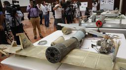 Sejumlah puing pesawat tanpa awak (drone) Ababil buatan Iran milik pemberontak Houthi saat gelar rilis di Abu Dhabi, (19/6). Drone itu membawa perangkat peledak ketika terbang di atas wilayah al-Nukhaila di distrik al-Duraihimi. (AFP PHOTO / Karim Sahib)