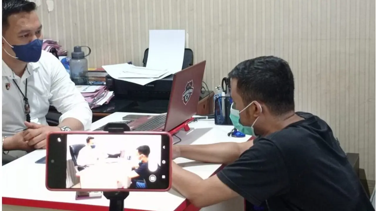 Mahasiswa UNG saat dilakukan interogasi oleh penyidik Polres Gorontalo Kota (Arfandi/Liputan6.com)